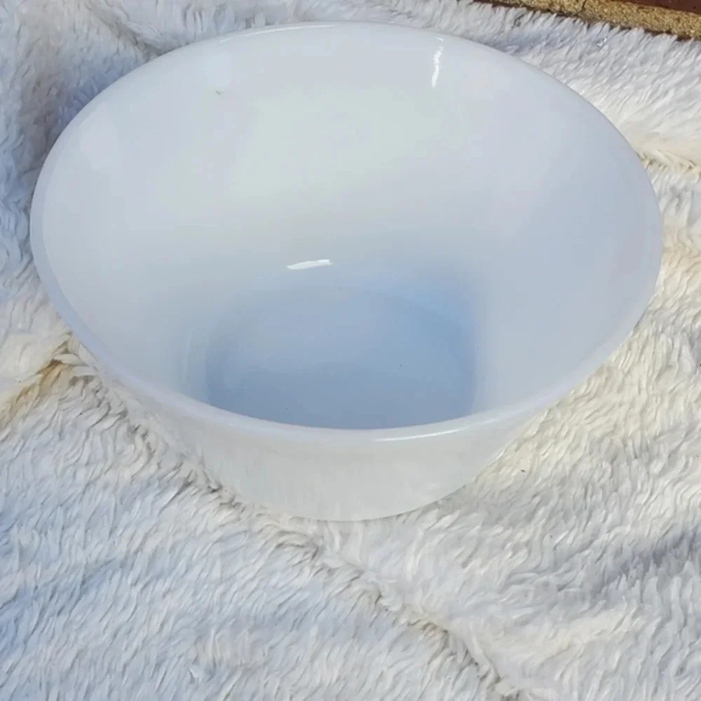 Federal milk glass‎ deep bowl